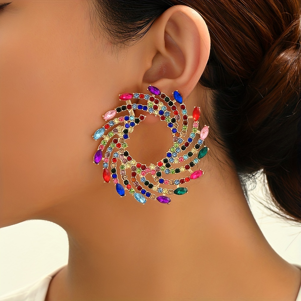 Fashion Friday: Puzzle pieces 🧩 • Quirky earrings and pointed-toe