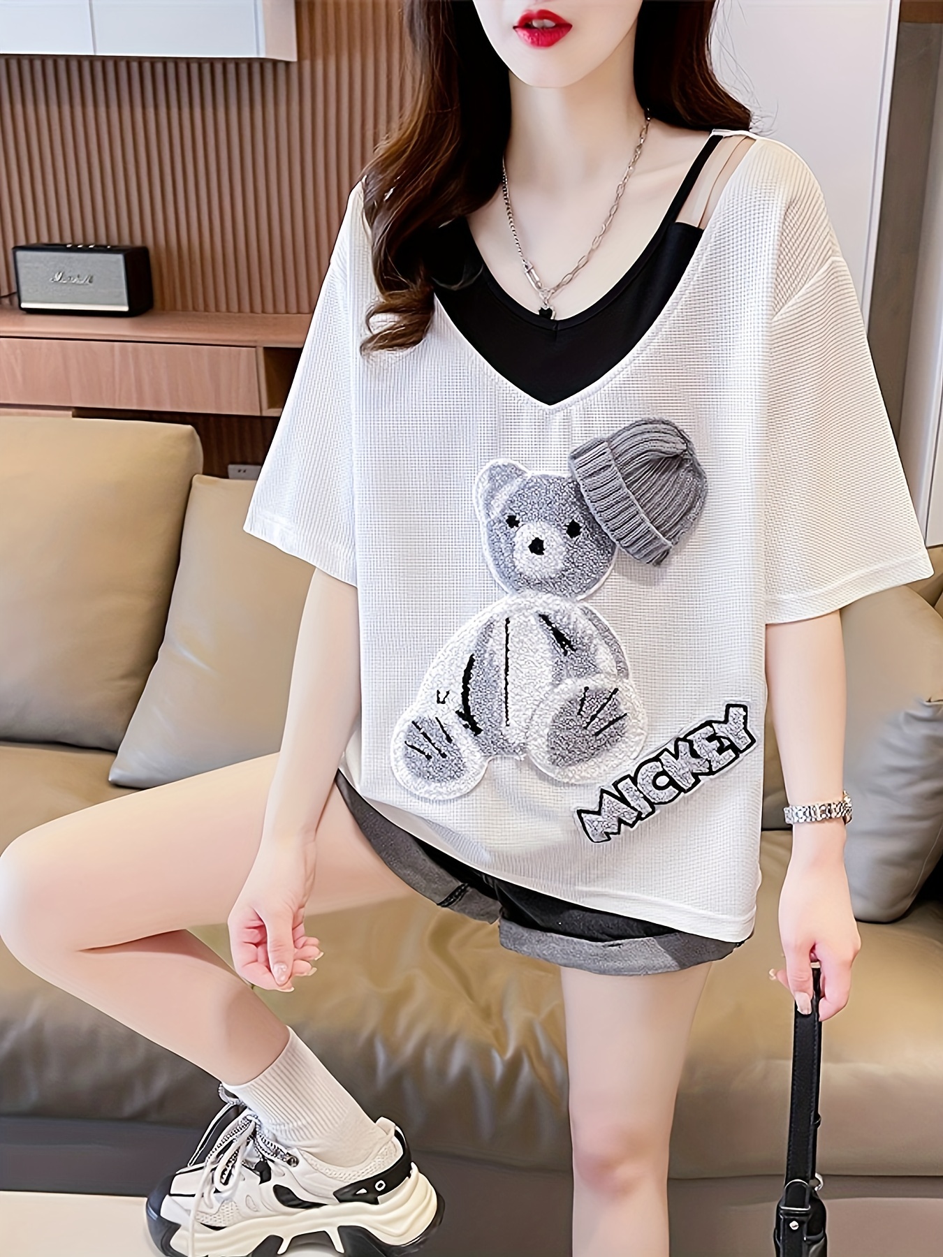 ベアパターンVネックTシャツ、春夏用のショートスリーブカジュアル 