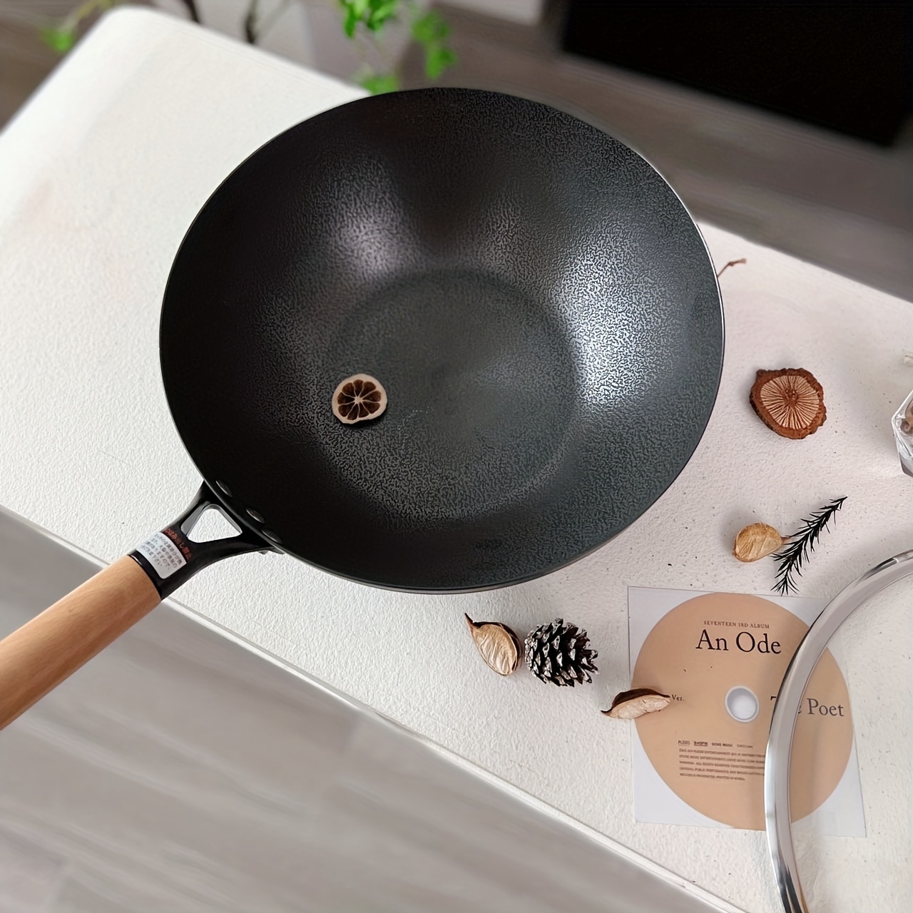Wok Cast-Iron Frying Pan with Glass Lid