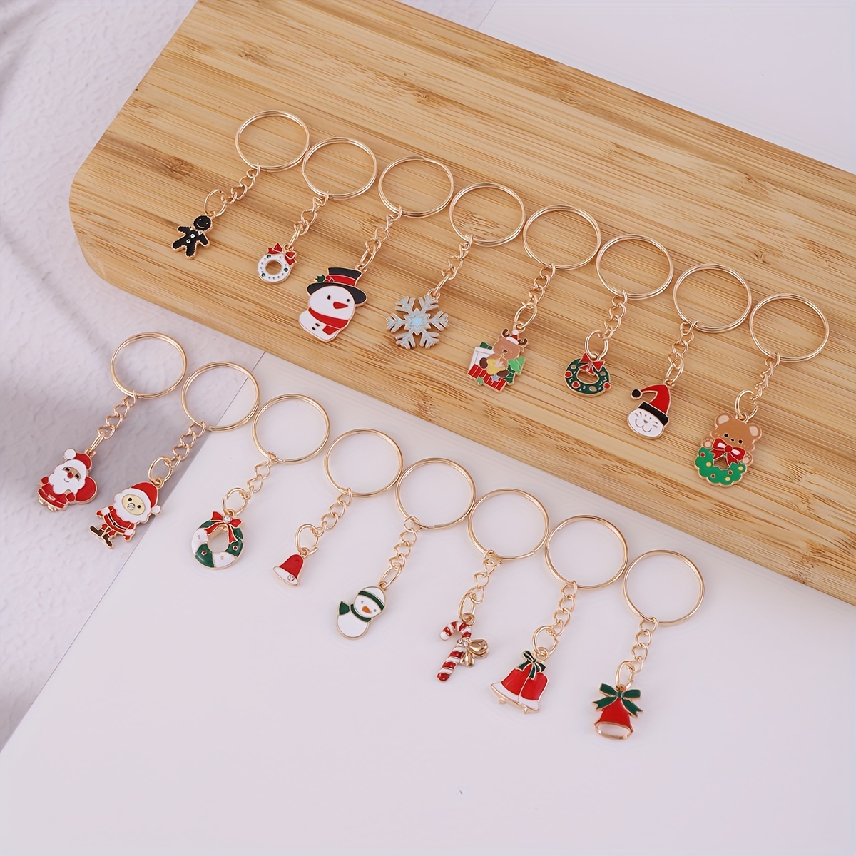 

16-piece Christmas Keychain Set, Alloy Key Rings With Charms, Fashionable Cute Accessories For Purses & Bags, Ideal For Party Favors And Holiday Decor Gifts