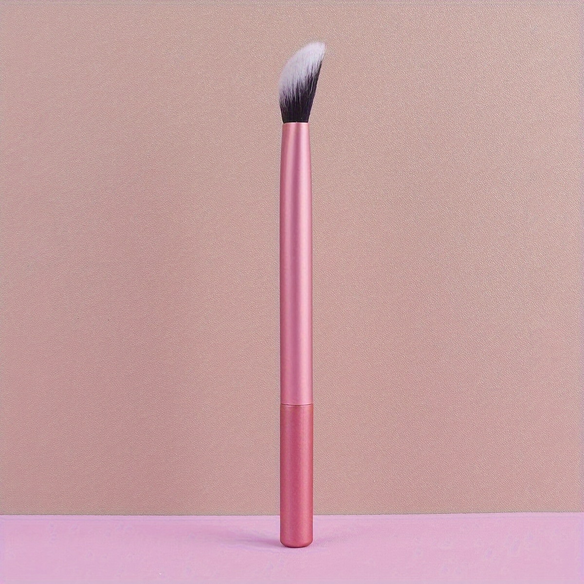 

1pc Blush Brush Dipped In Cosmetics, Brushed On To Three-dimensional Features And Create Exquisite Makeup