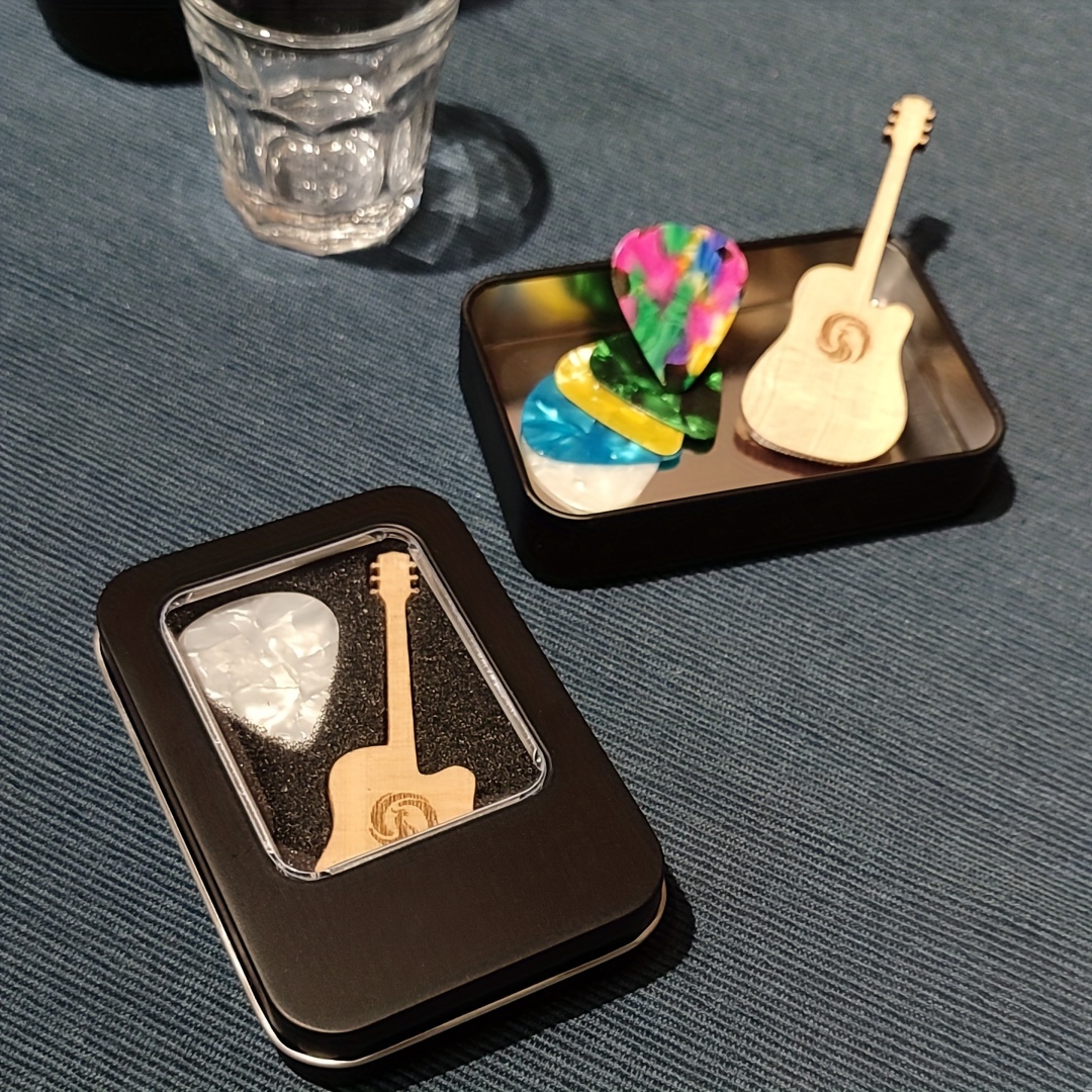 Celluloid Guitar Paddles 15 Pieces 0.46MM=8 Pieces/0.71MM=4 Pieces/0.96MM=3 Pieces Black Matte Storage Iron Box, Solid Wood Board Carving, Small Guitar Model Gift, Beginner Guitar Paddles Dazzling, Various Color Mixed Paddles