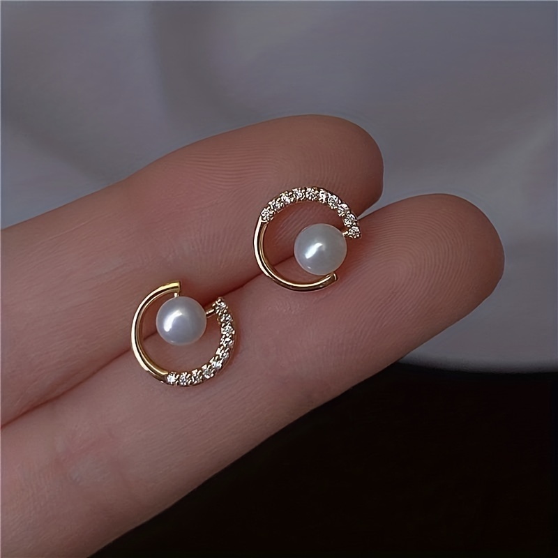 

1 Pair Of High-quality Circular Earrings For Men And Women, Imitation Pearl Personalized Earrings, Fashionable Niche Hollowed Out Double C-shaped Earrings