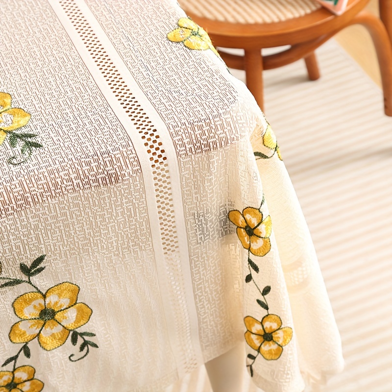 ベージュの花柄刺繍テーブルクロス