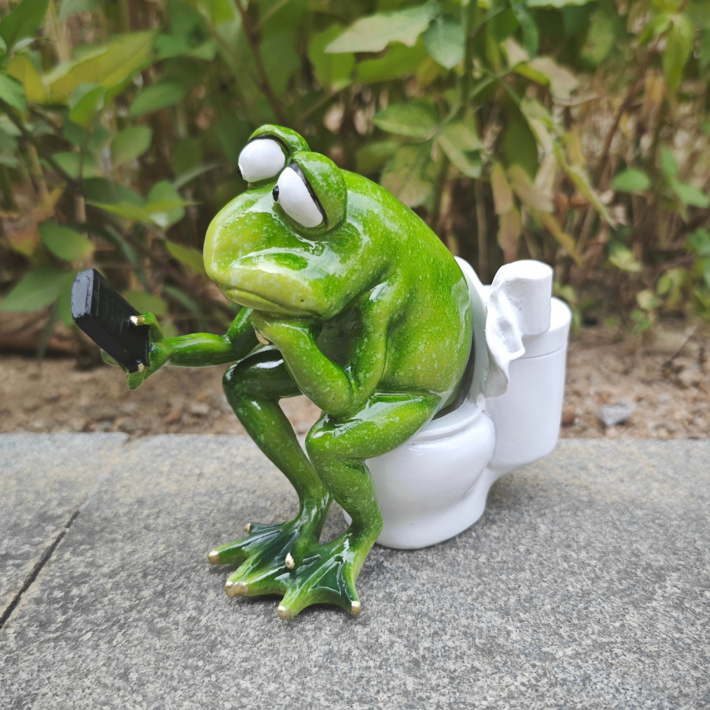 1pc Frog Sitting On Toilet Statue New Year Gift Garden Balcony Decorative  Figurine Resin Craft Cartoon Creative Gift Home Decor Living Room TV Cabinet