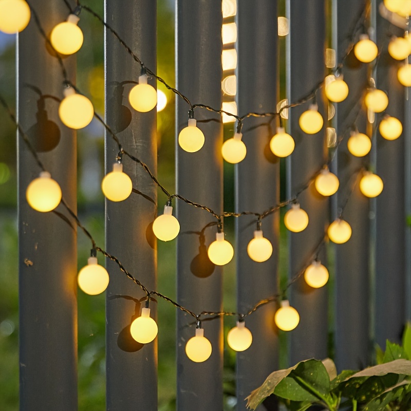 La guirnalda de luces con carga solar para decorar el jardín o la