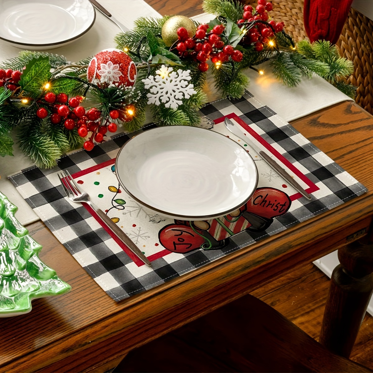 Cheerful Outdoor Christmas Table Decoration Ideas