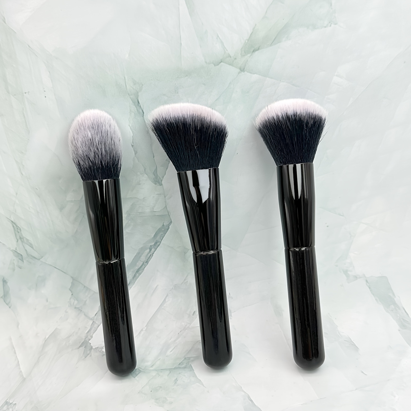 SOFT HIGHLIGHTER BRUSH - Pennello viso a fiamma ideale per illuminanti