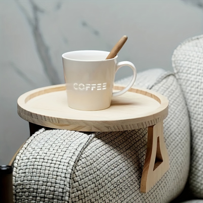 Sofá de bambú con clip en la mesa auxiliar para sofás anchos, bandeja  plegable para sofá con soporte giratorio de 360°, mesa con reposabrazos  para