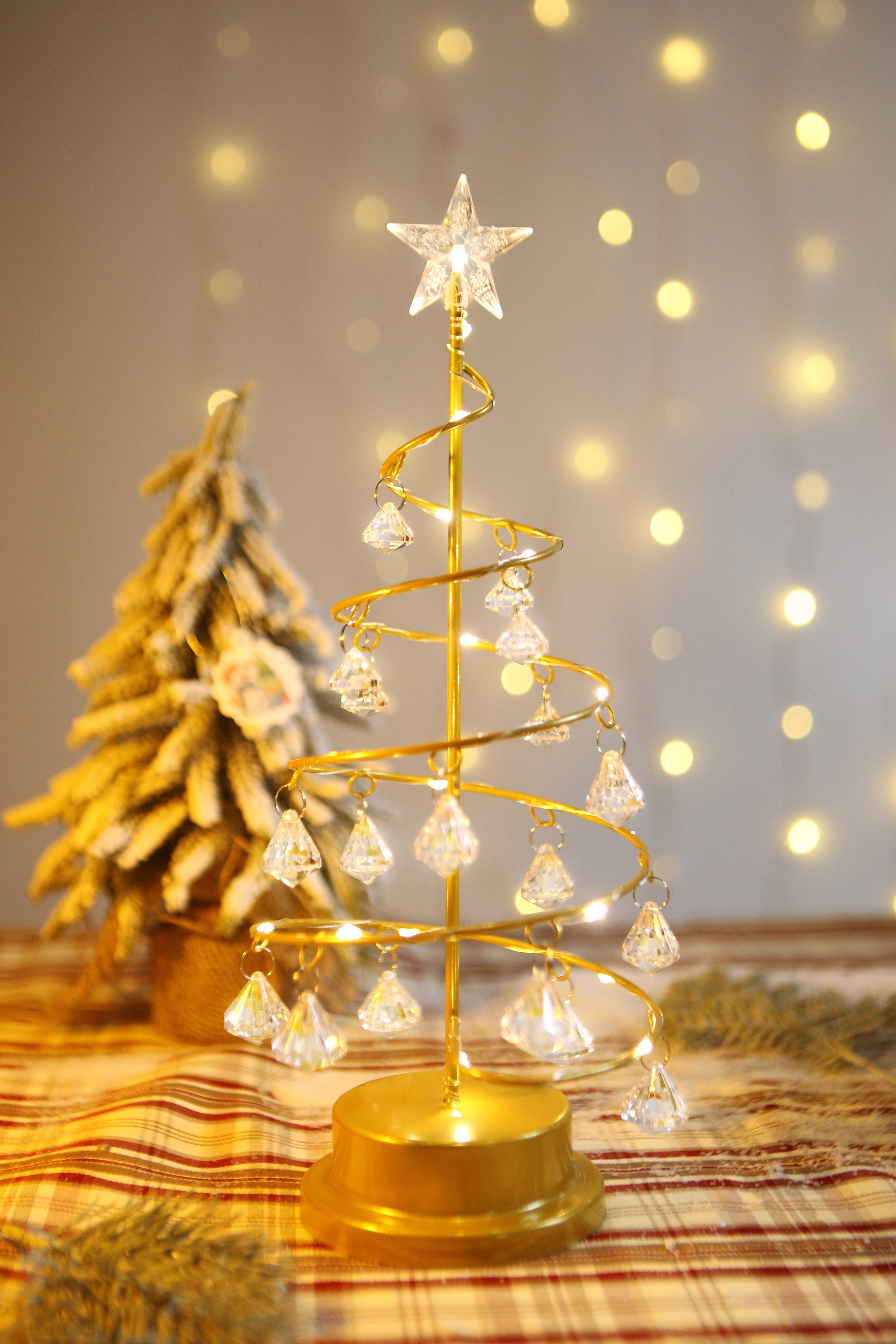 Immagini Stock - Interno Della Camera Da Letto Con Scaffale Per Albero Di  Natale E Luci Incandescenti Di Notte. Image 195221107