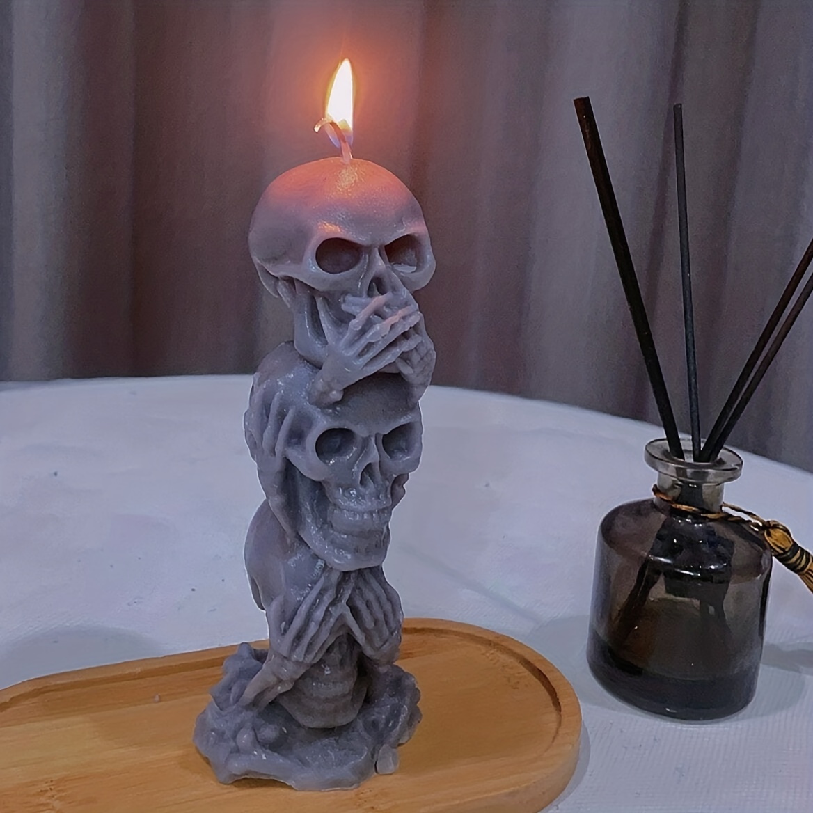 1pc 5.31*2.16inch Halloween Triple Skull Swaying Aromatherapy Wax Candle,  Made Of Soy Wax Material, Terrifying 3 Consecutive Ghost Head Creative Decor