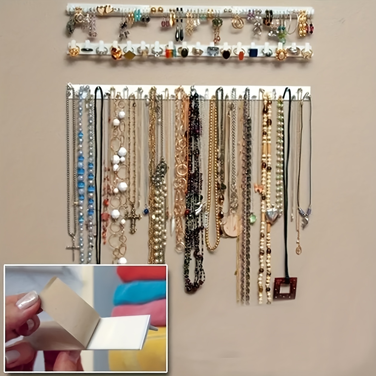 Un bonito organizador de joyas y collares hecho con una percha