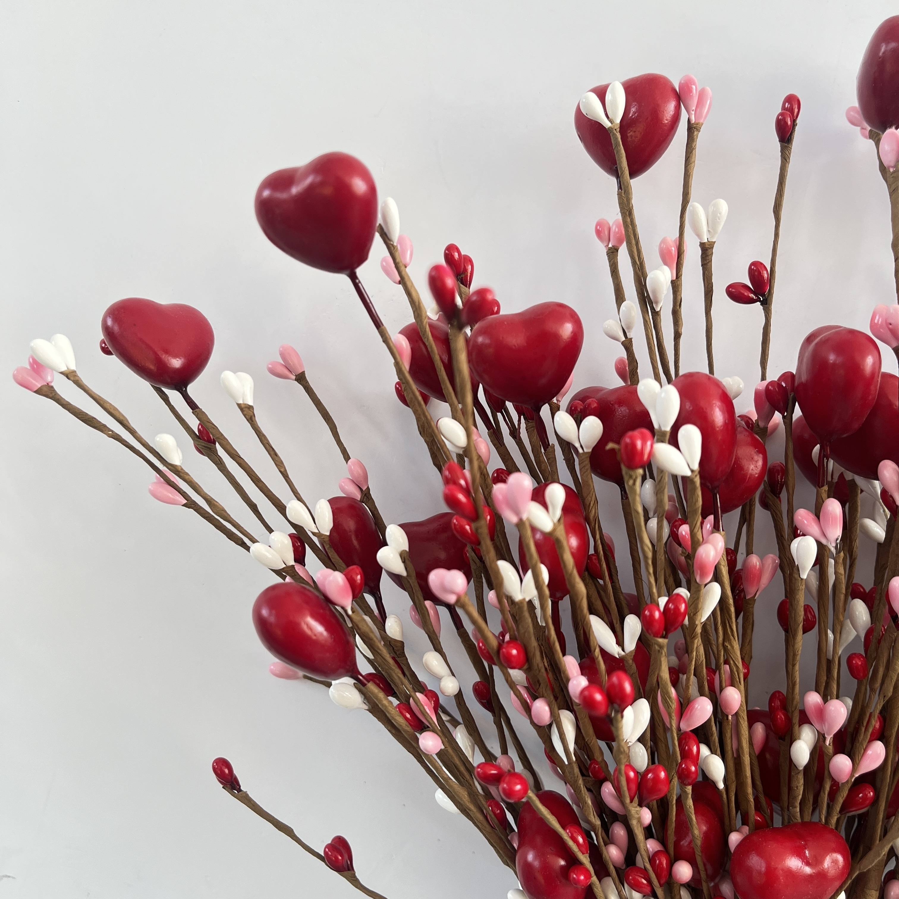 MELIUS 6 Pcs Valentine’s Berry Flower Stems, 14 Red Heart Shaped  Artificial Flowers Berry Branches for Valentine's Day Wedding Decor