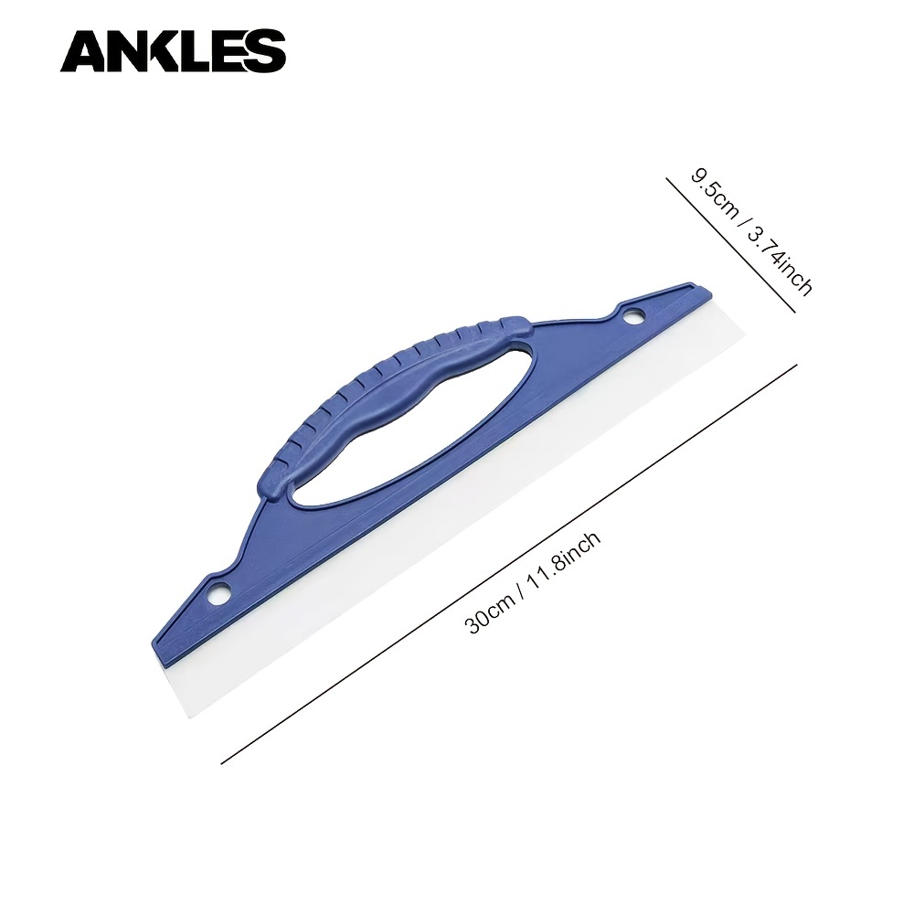 Nettoyage À La Main D'un Pare-brise De Voiture Avec Un Essuie-glace. Balais  D'essuie-glace Grattoir En Silicone Et Dur, Liquide Lave-glace, Nettoyage  De La Neige. Le Concept De Lavage Des Vitres, Essuie-glace Automatique
