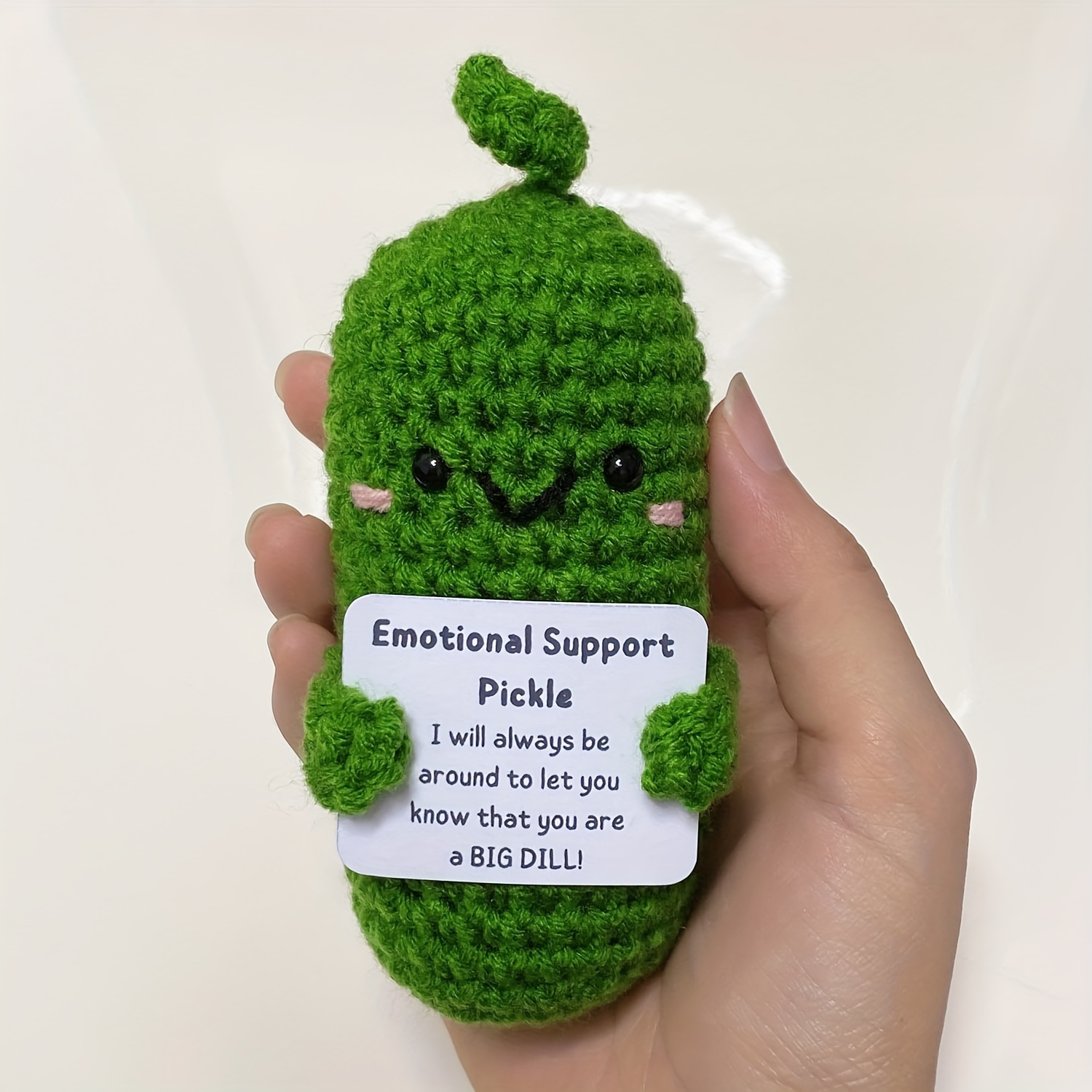 Cadeau de concombre mariné fait à la main - Jolie poupée de concombre  tricotée avec carte d