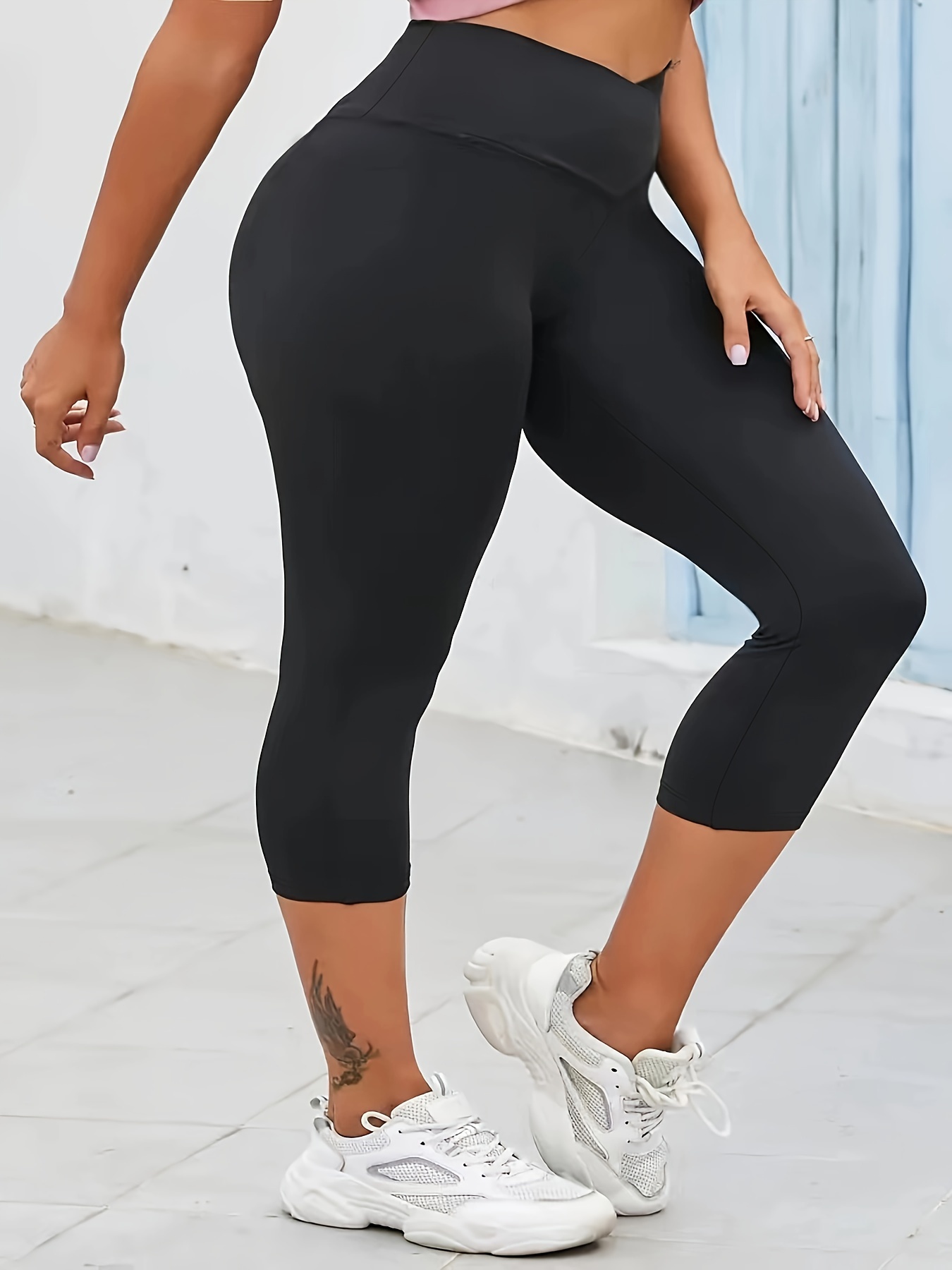 Plus Size Capri Leggings for Women Yoga Bottom Capris Pants High Waisted  Cutout Hem Solid Color Compression Shorts (Medium, Black)