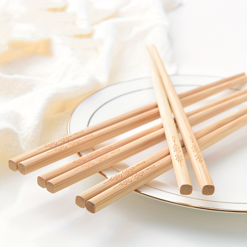 Set di bacchette di legno per bambini isolati o bacchette per mangiare sushi,  frutti di mare, giapponese
