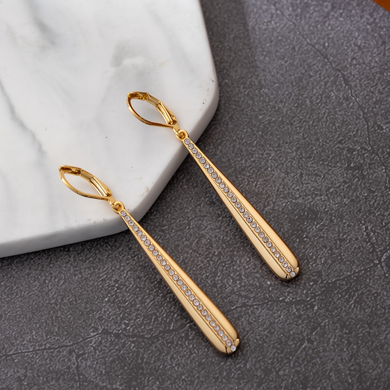 

Boucles d'oreilles pendantes en zircone dorée brillante incrustées de style bohème punk plaqué or 18 carats Bijoux quotidiens décontractés