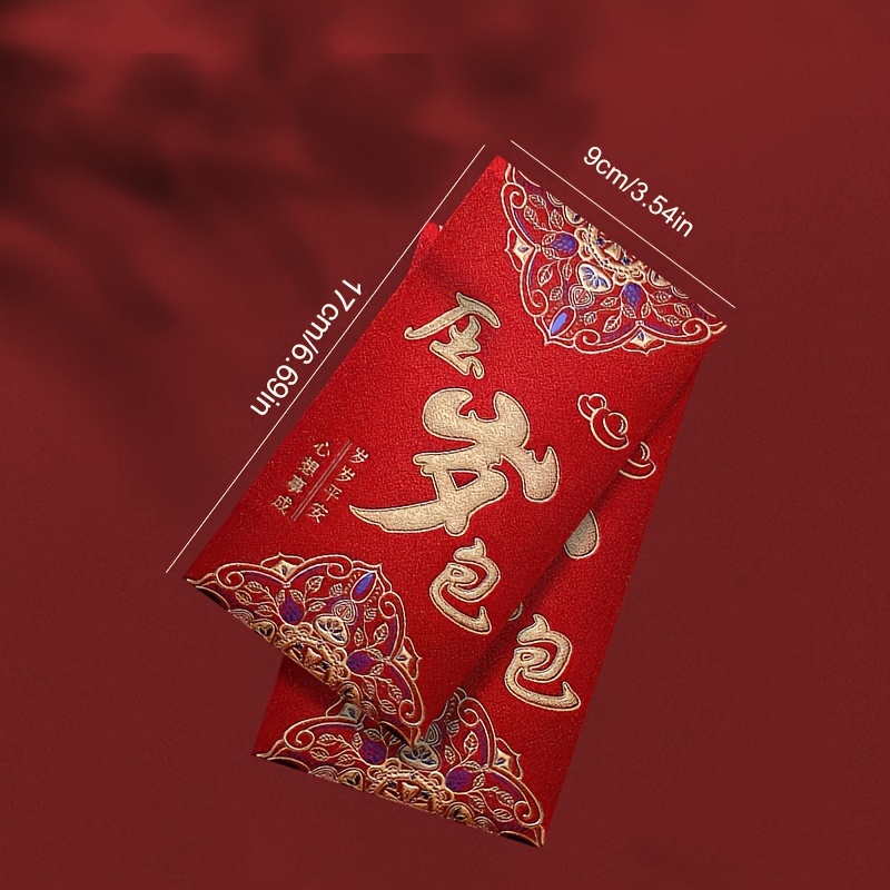femme tenant une enveloppe rouge chinoise avec lapin doré et mot de  bénédiction, cadeau en argent pour les vacances du nouvel an lunaire.  phrase chinoise signifie bonheur, en bonne santé, chanceux et