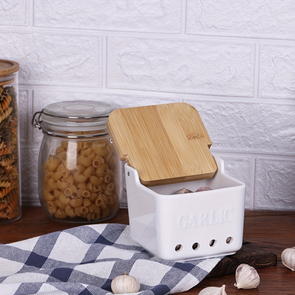 Un tarro de utensilios de cocina de madera en un mostrador de cocina.