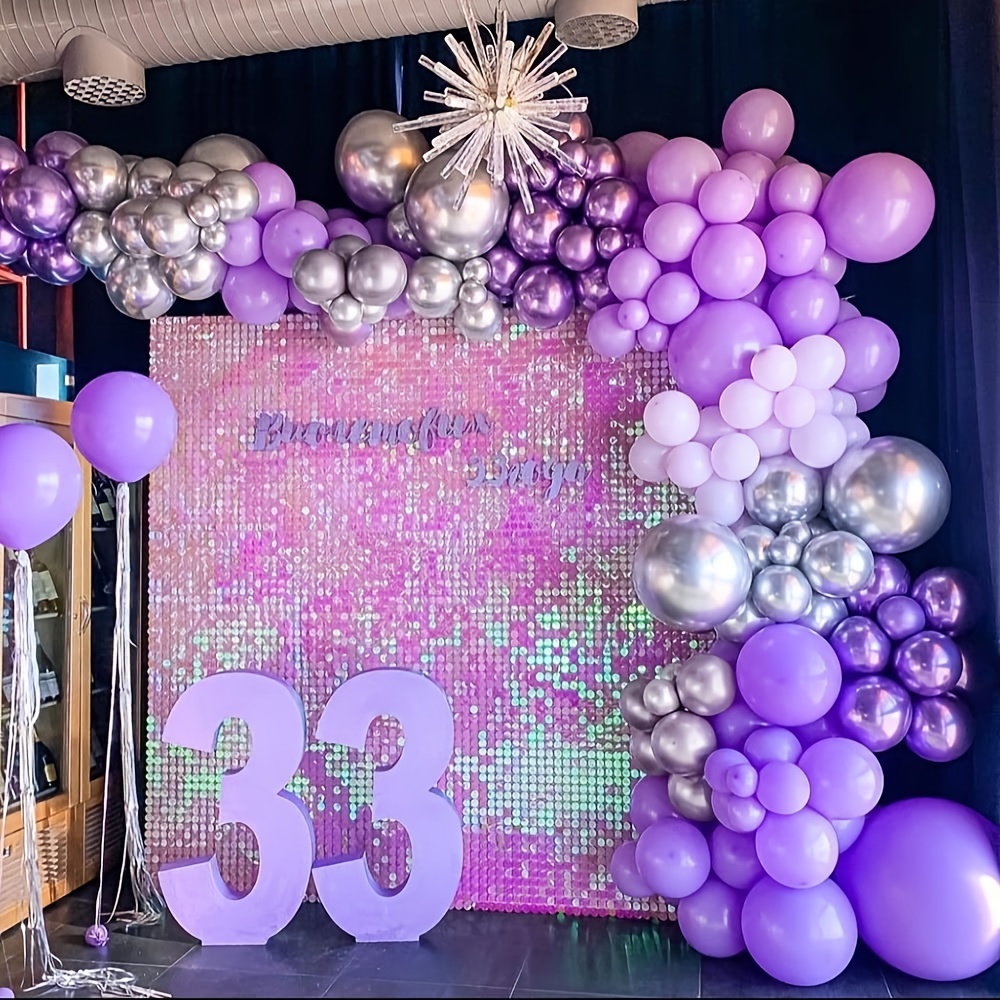 cadre d'anniversaire avec un ensemble de ballons violets roses