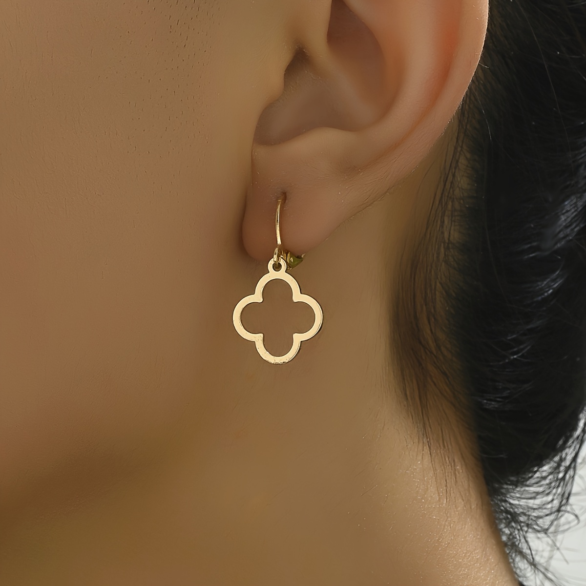

1 Pair Minimalist Elegant Style Hoop Earrings Hollow Out Clover Shaped Metal Hoop Earrings Suitable For And Women