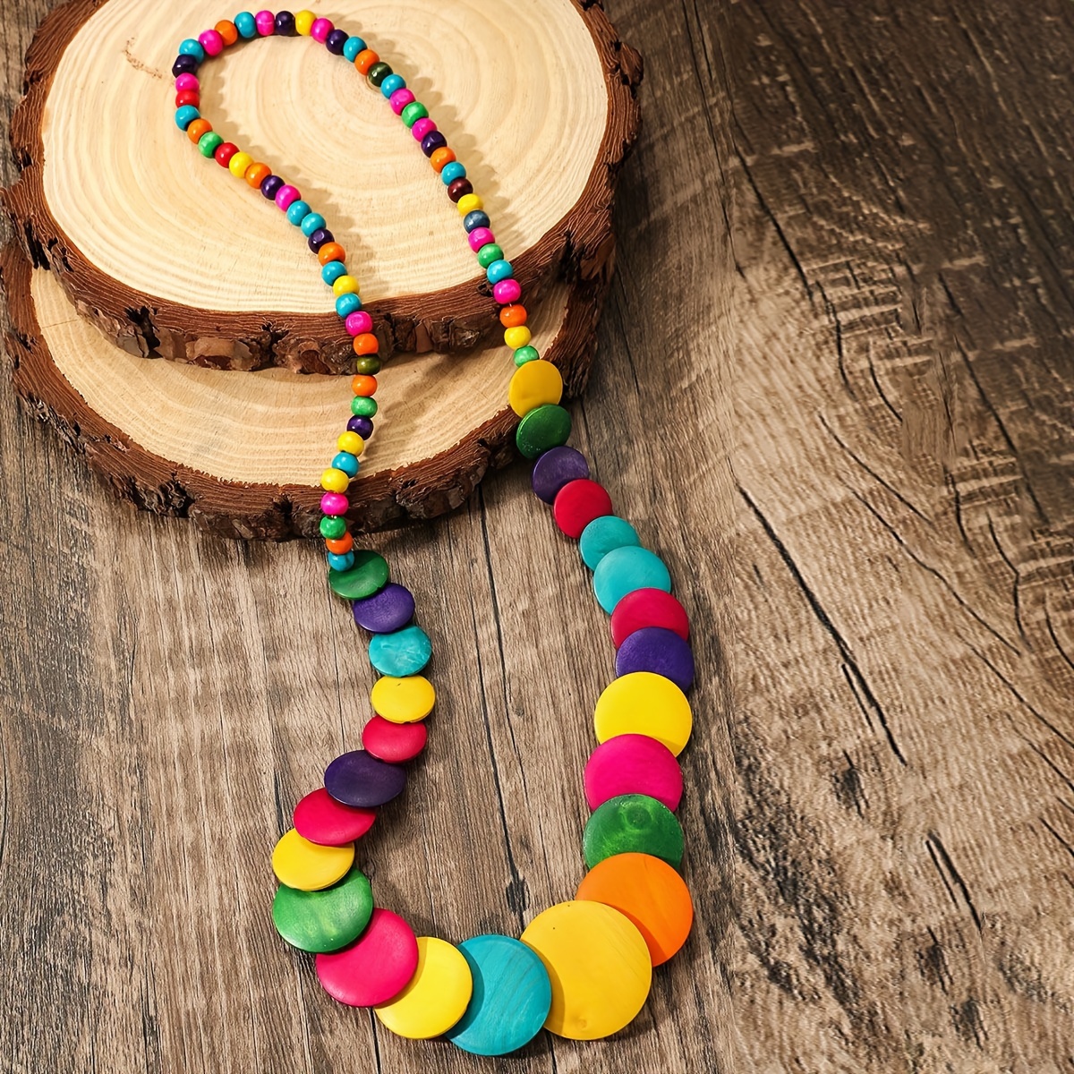 

Collier en bois bohème fait à avec des perles colorées, ornement de cou boho, bijoux de fête et