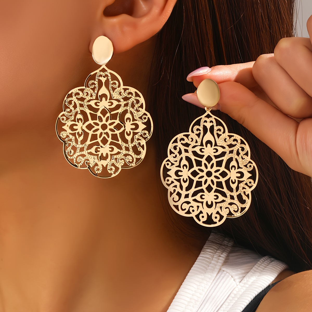 

Une Paire de Boucles D'oreilles Pendantes de Style Jhumka, Avec Un Design de Fleur , de Beauté Et D'élégance, Assortie Aux Tenues Quotidiennes Et À La Décoration de Fête.