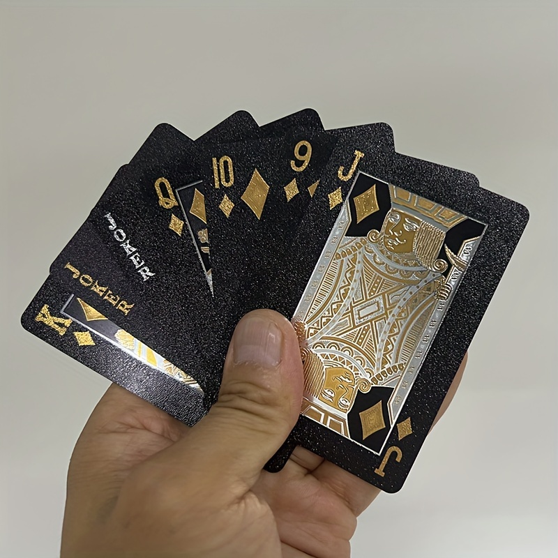 Mazzo di carte e fiches da gioco di poker
