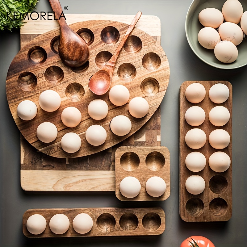 Huevos cocidos en hueveras sobre mesa de madera