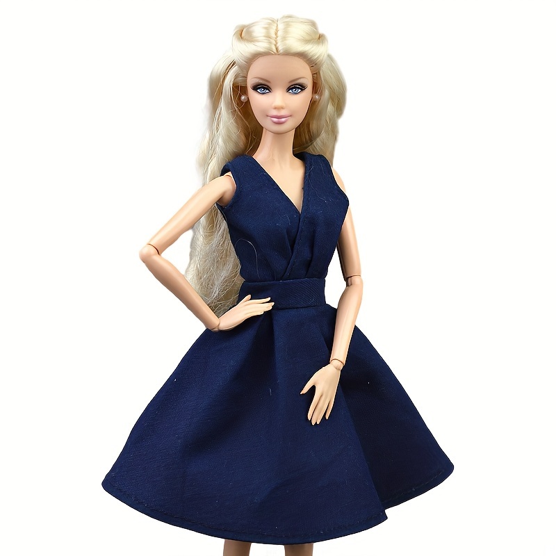 Bambola tipo Barbie con 5 Vestiti Scarpe e Accessori Fashion Armadio  Bambola
