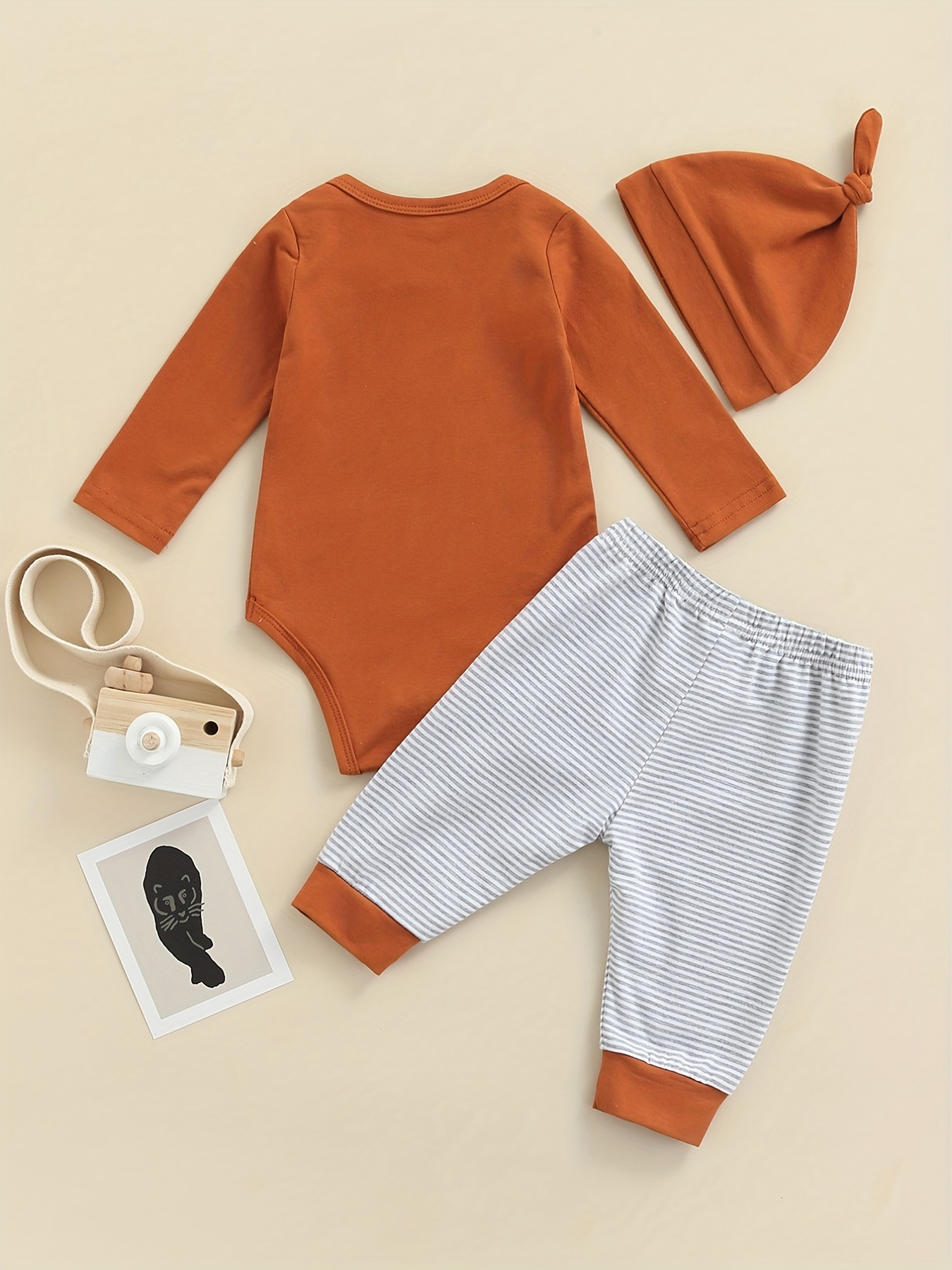 Bebé recién nacido en ropa naranja. un niño nacido en otoño