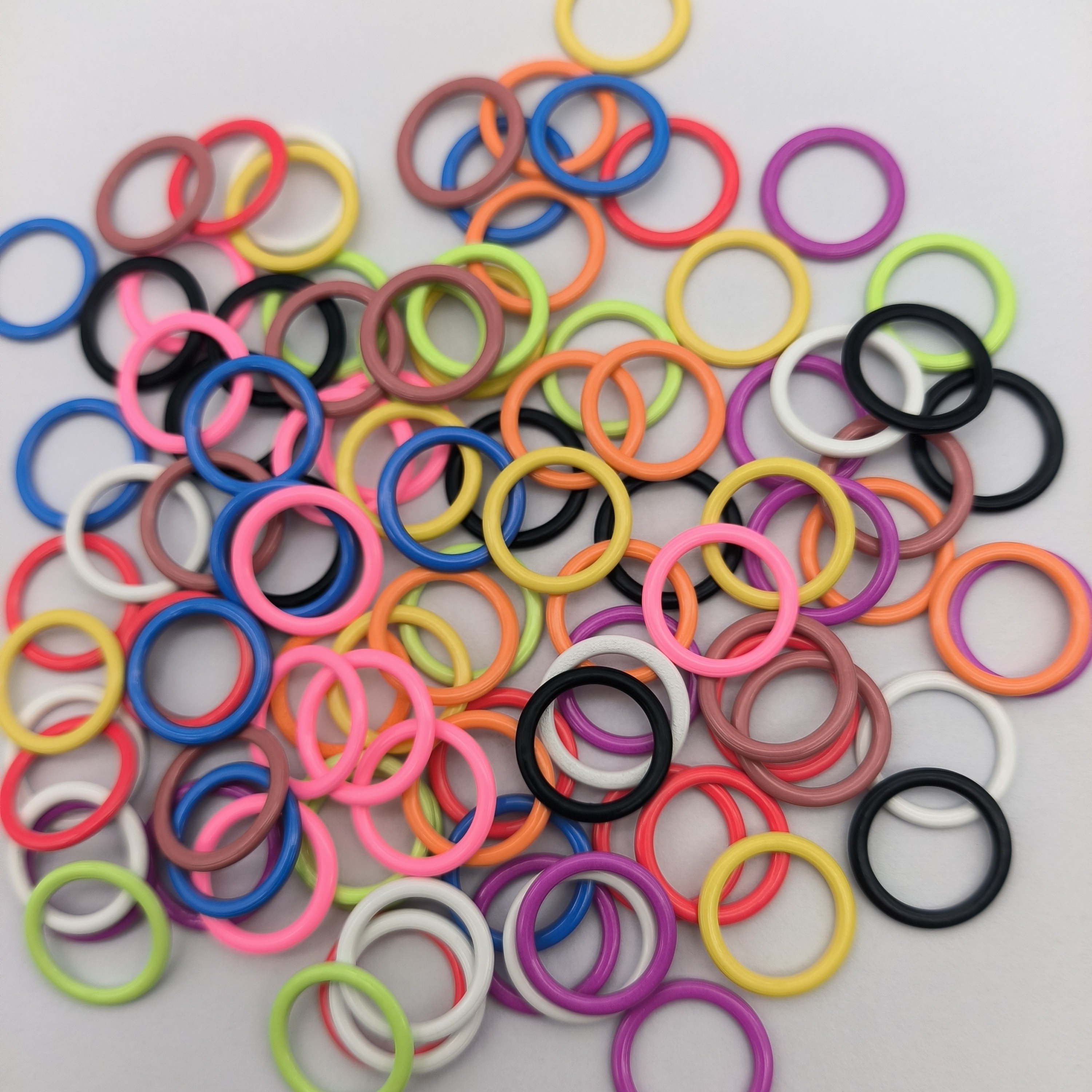 240 Pieces Knitting Stitch Marker Plastic Smooth Coloured O-Rings with Clear Storage Box Crochet Ring Assorted Knitting Needle Clip Multiple-Size