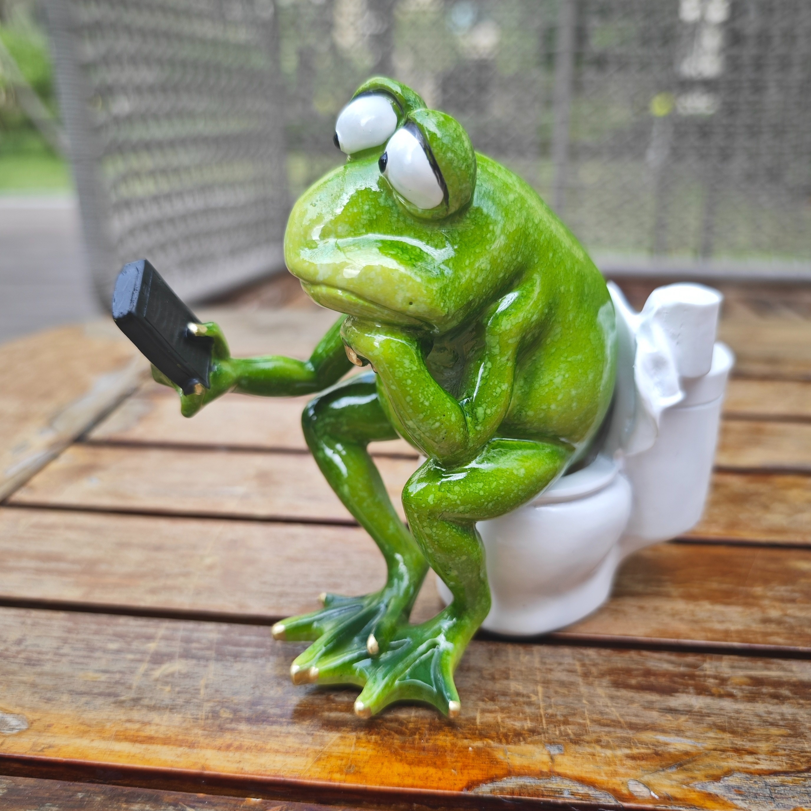 1pc Frog Sitting On Toilet Statue New Year Gift Garden Balcony Decorative  Figurine Resin Craft Cartoon Creative Gift Home Decor Living Room TV Cabinet
