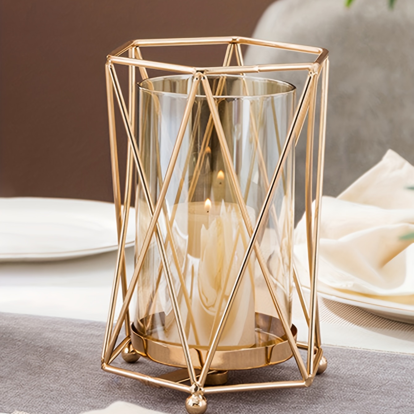 Interior's - Un dîner aux chandelles ? Merci à Flo Fait Sa Déco pour cette  photo 📷 Apportez une touche romantique et élégante avec ce photophore en  verre et métal. Son design