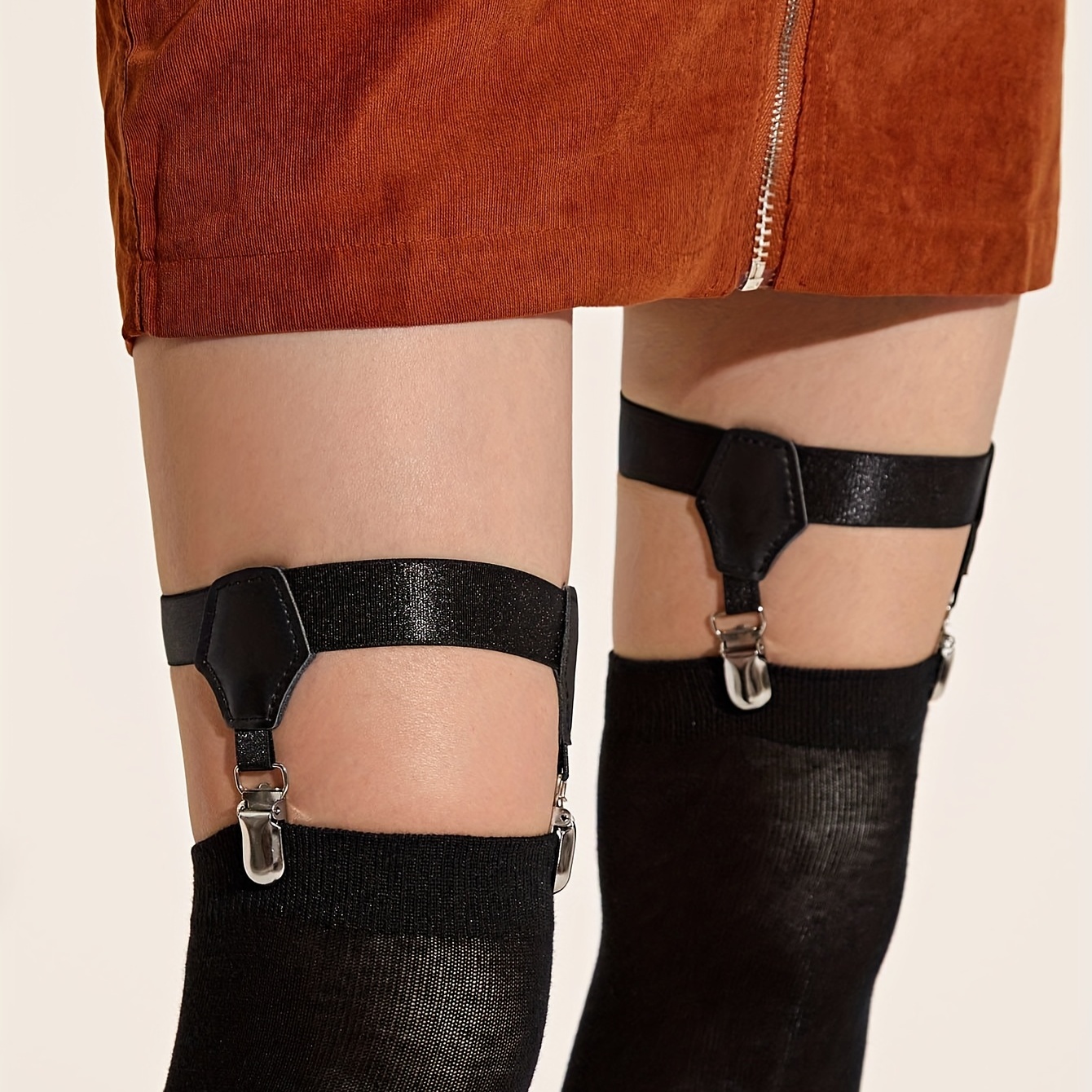 2個の黒い靴下レッグガーターベルトエラスティックハーネスカーフ太ももソックスガーターベルト調整可能な頑丈なクリップソックスガーター女性用