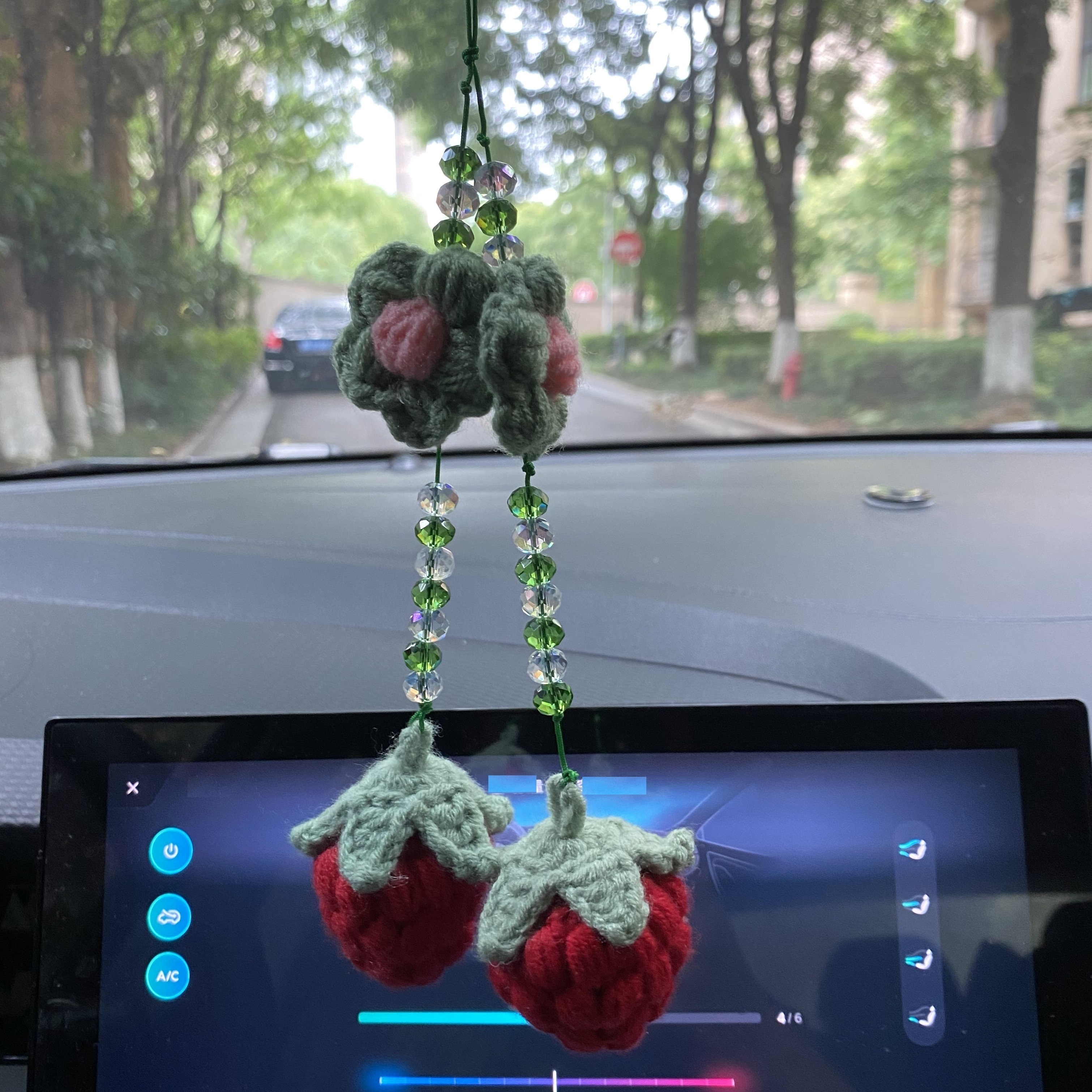 2 Stück niedliche gehäkelte Erdbeere Auto hängende Ornament für Auto  Rückansicht Mirrior Dekor, Autospiegel hängende Charms Zubehör, Auto  Anhänger