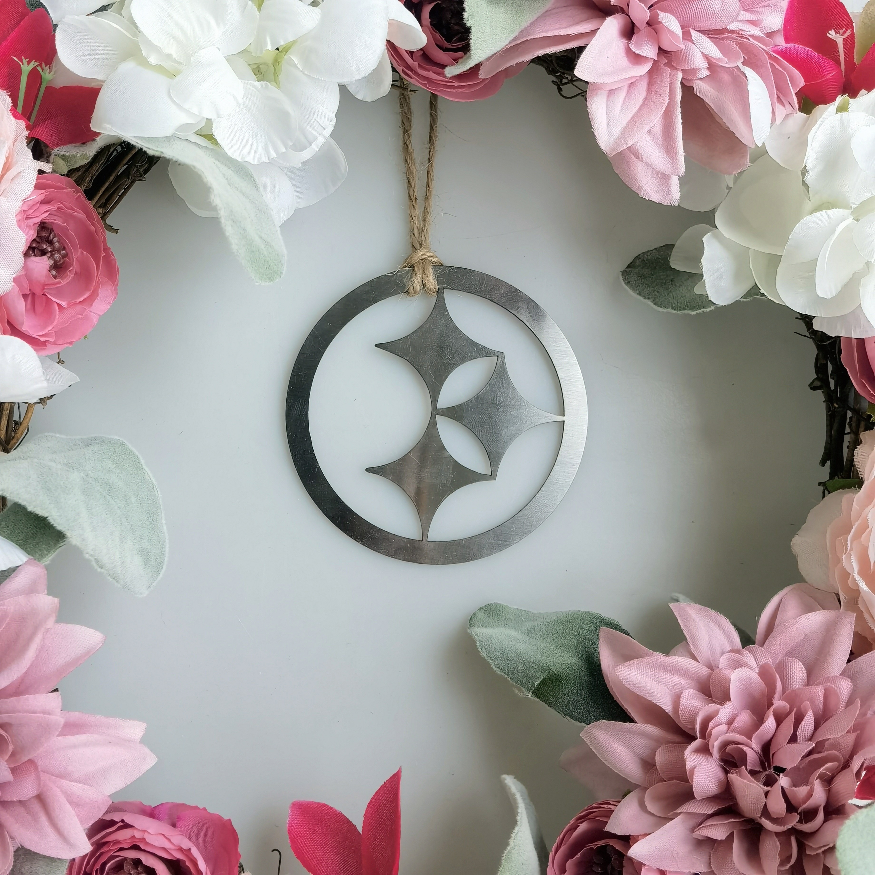 

1pc Star Shaped Metal Pendant, American Football Fans Game Time Ornament, Metal Small Hanging Ornament, For Home Room Living Room Office Decor, Valentine's Day New Year Easter Gift