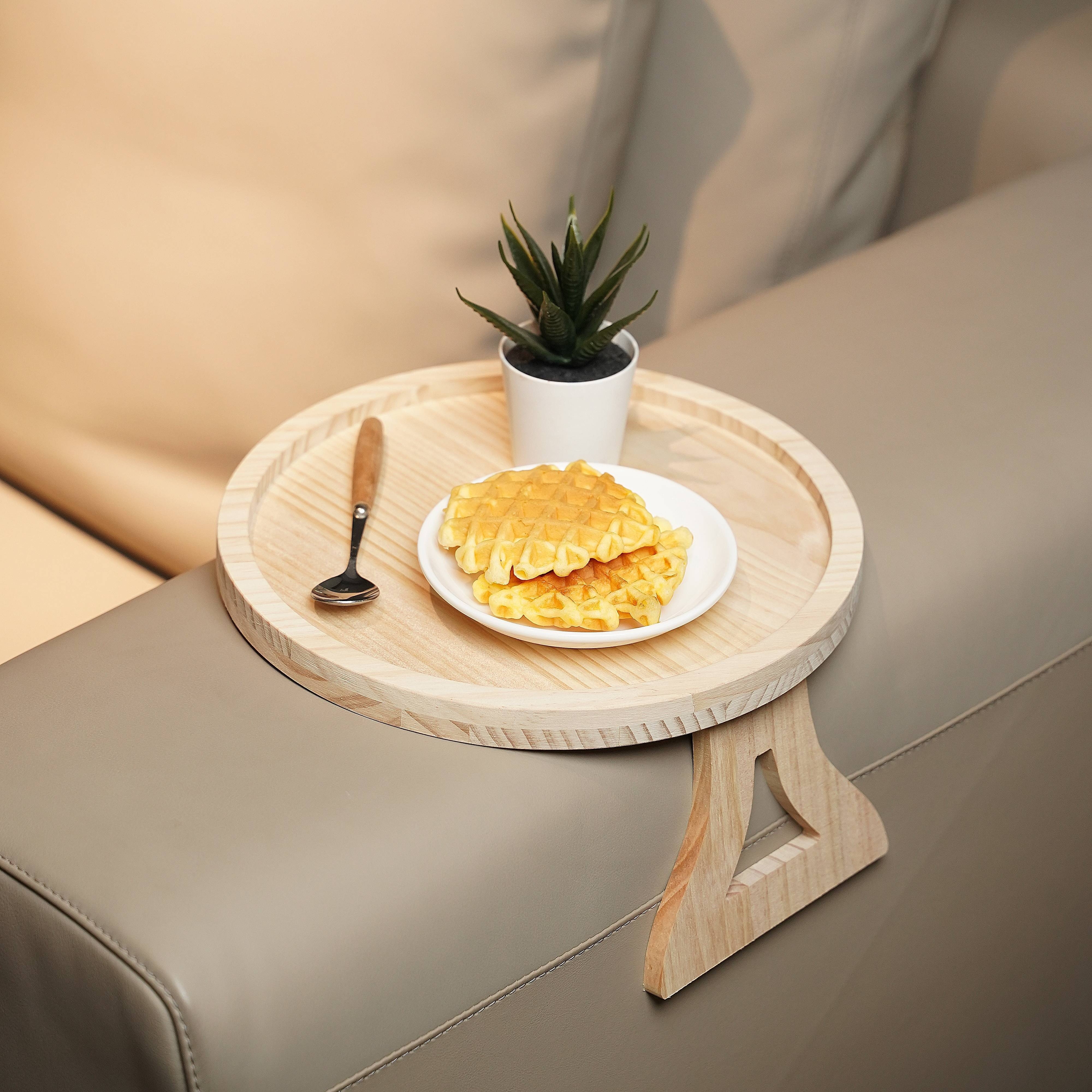 Oakrain Bandeja de madera para reposabrazos de sofá, bandeja plegable para  sofá, clip de mesa impermeable para sofás anchos de 10 pulgadas, mesa de –  Yaxa Store
