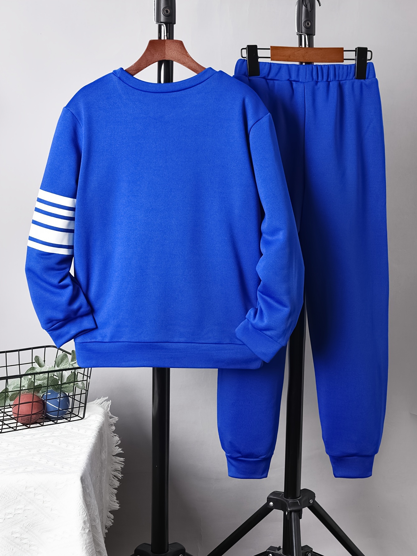 Blue discount sweatshirt outfit