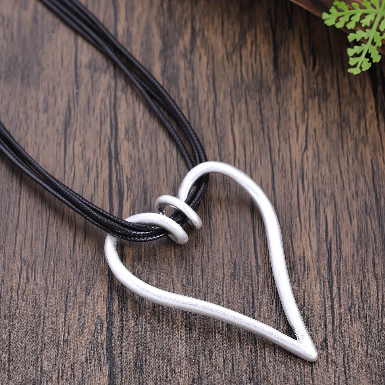 

Simple Silver Color Zinc Alloy Heart-shaped Hollow Necklace Elegant Necklace Accessories For Women