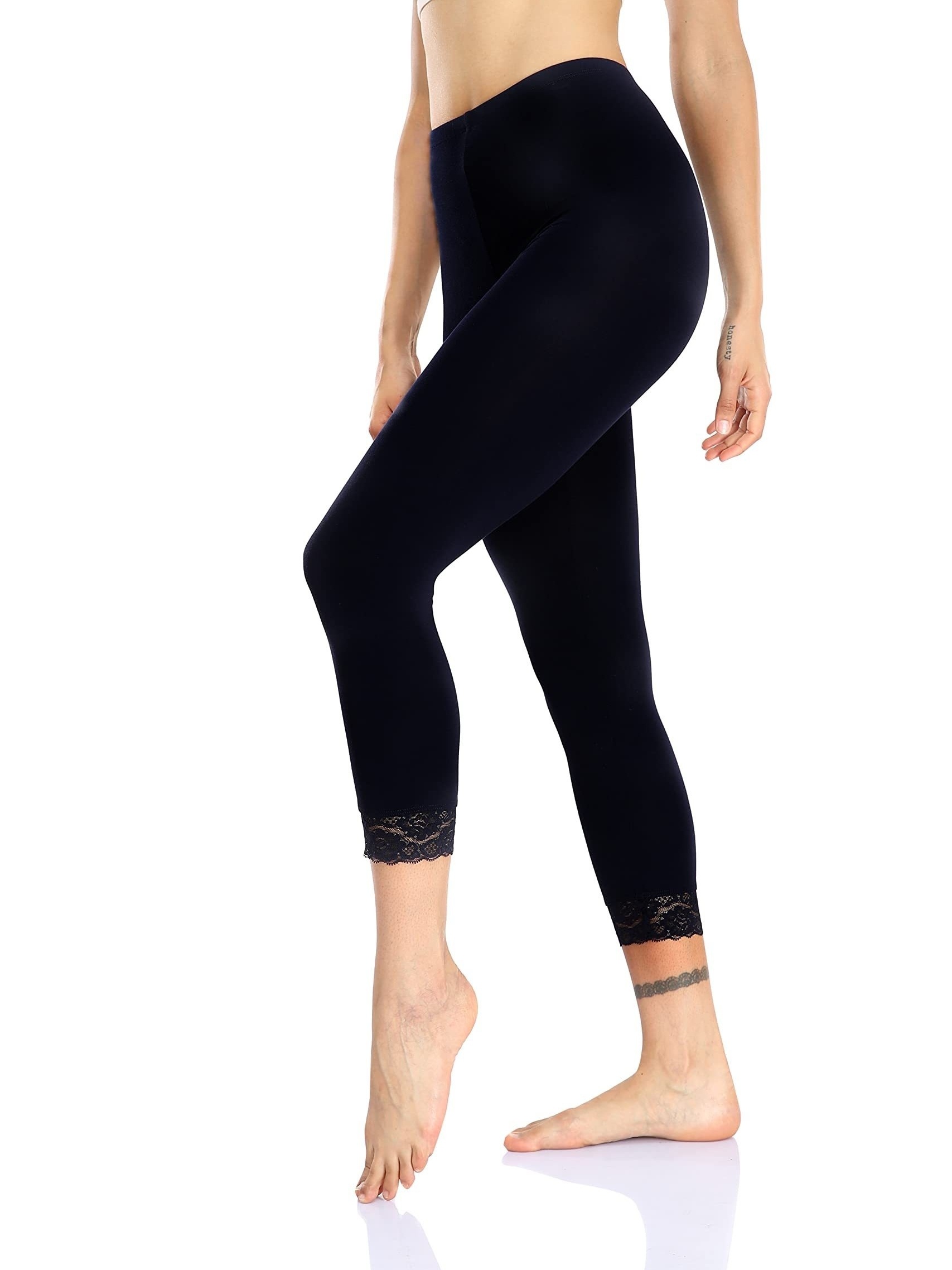 Plus Size Lace Hem Capri Leggings In BLACK