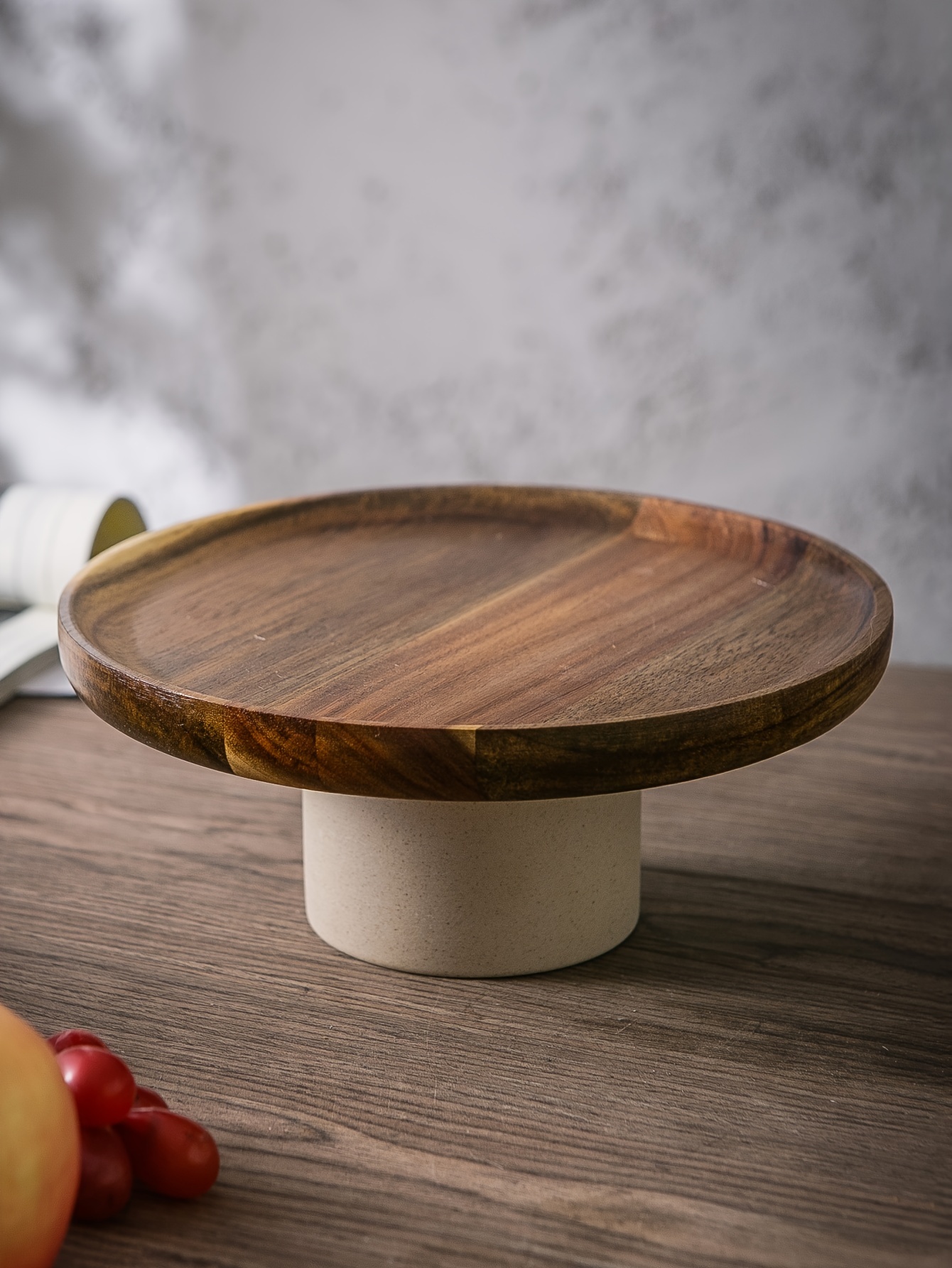 Clavier En Bois Avec Une Assiette De Fruits