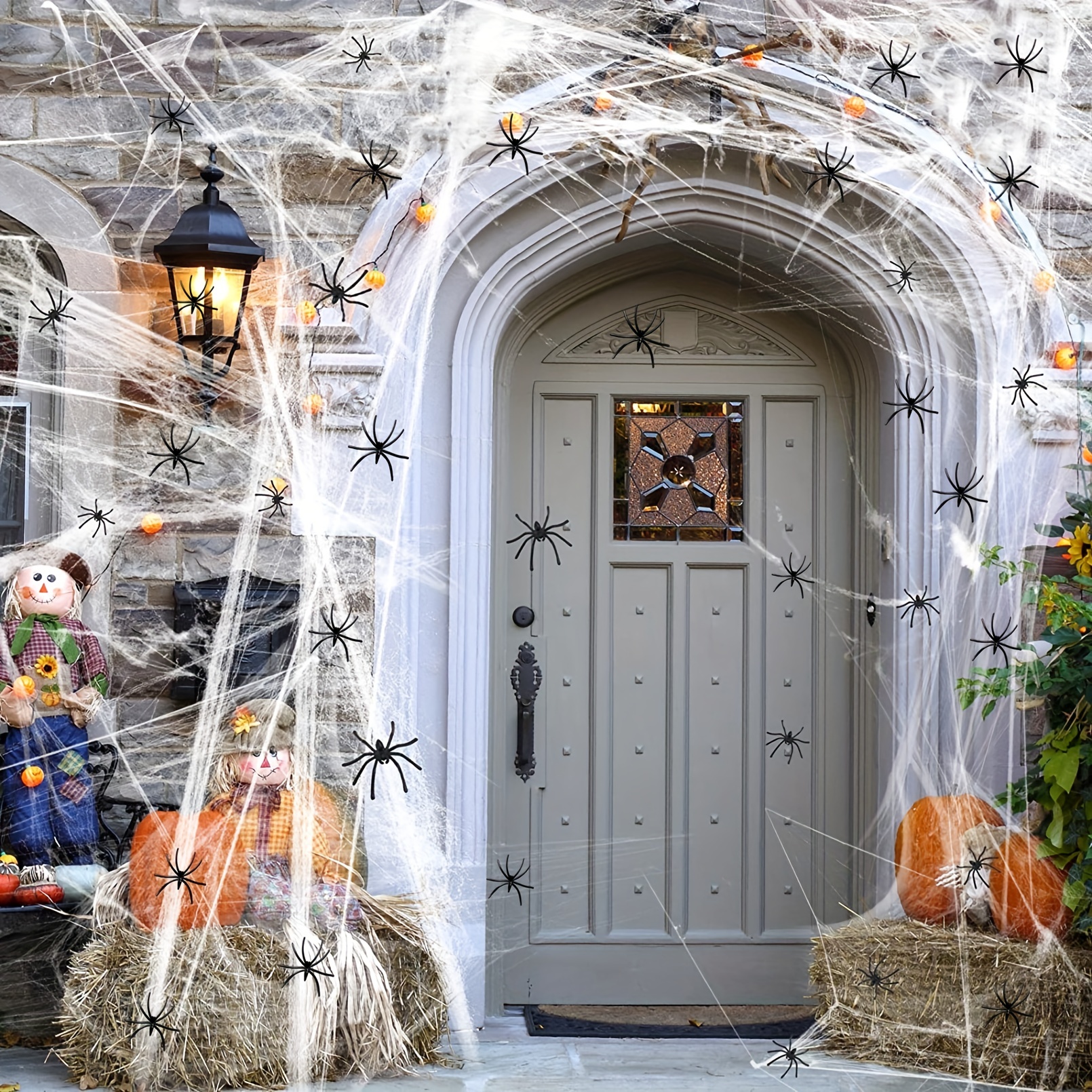 Decorazioni di halloween, muro di mattoni, ragnatele spesse, ragni finti.