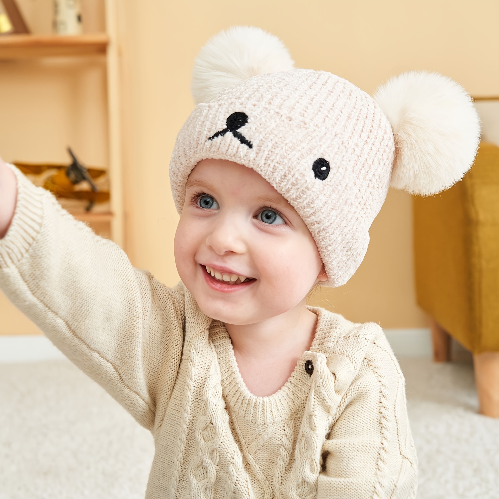 Retrato De Invierno De Niña De Niño Feliz En Orejeras Rosa