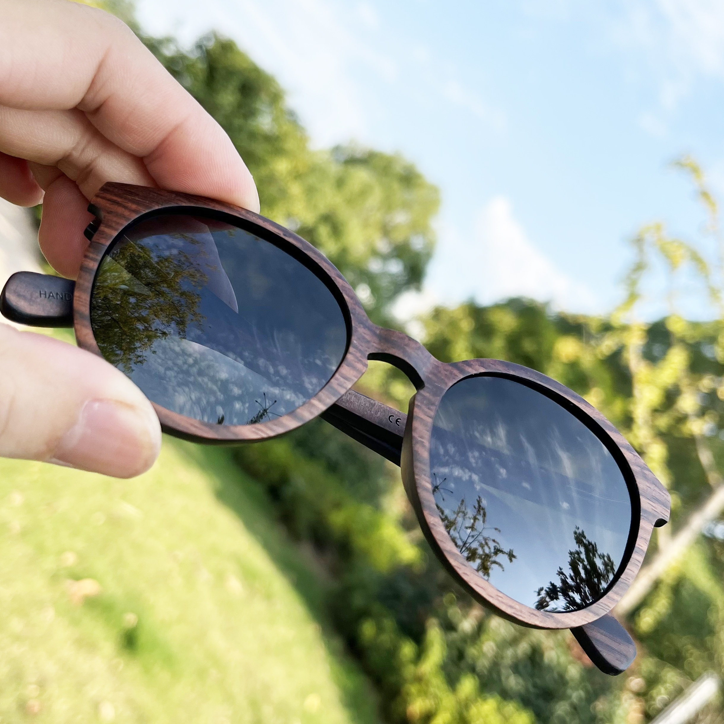 Round walnut wood sunglasses with Black polarized lenses