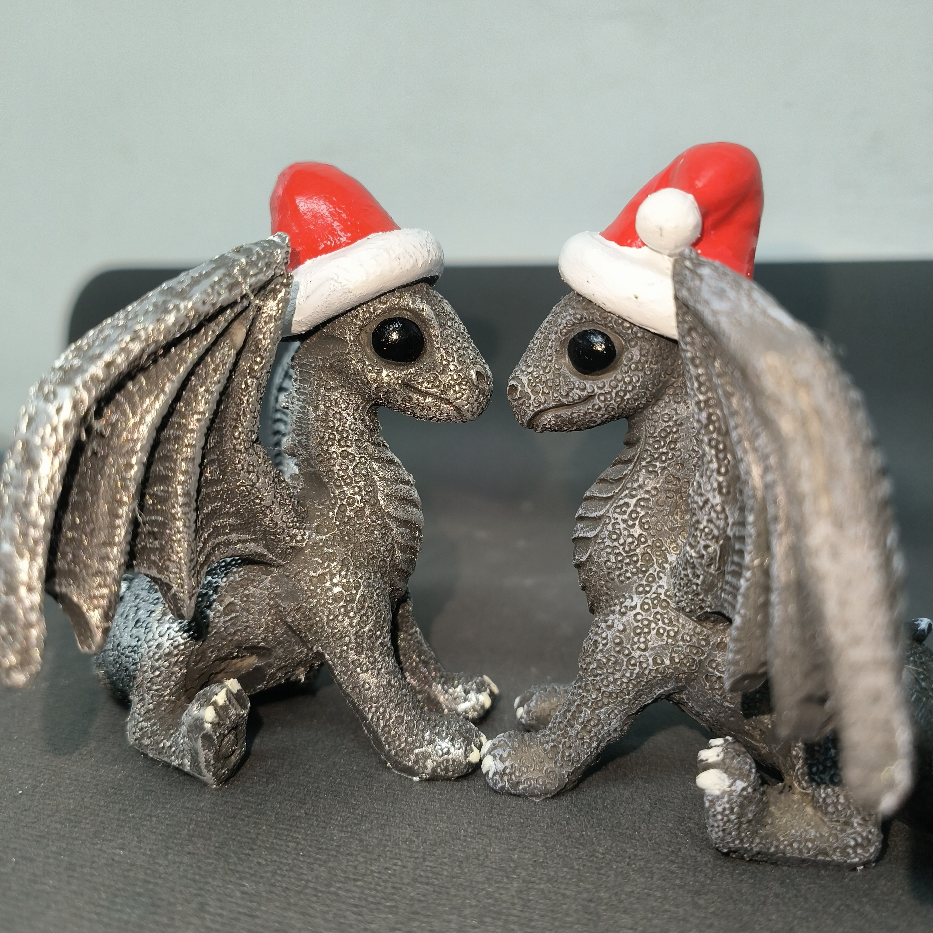 Niedlicher Baby-drache Mit Weihnachtsmütze Ornament Für