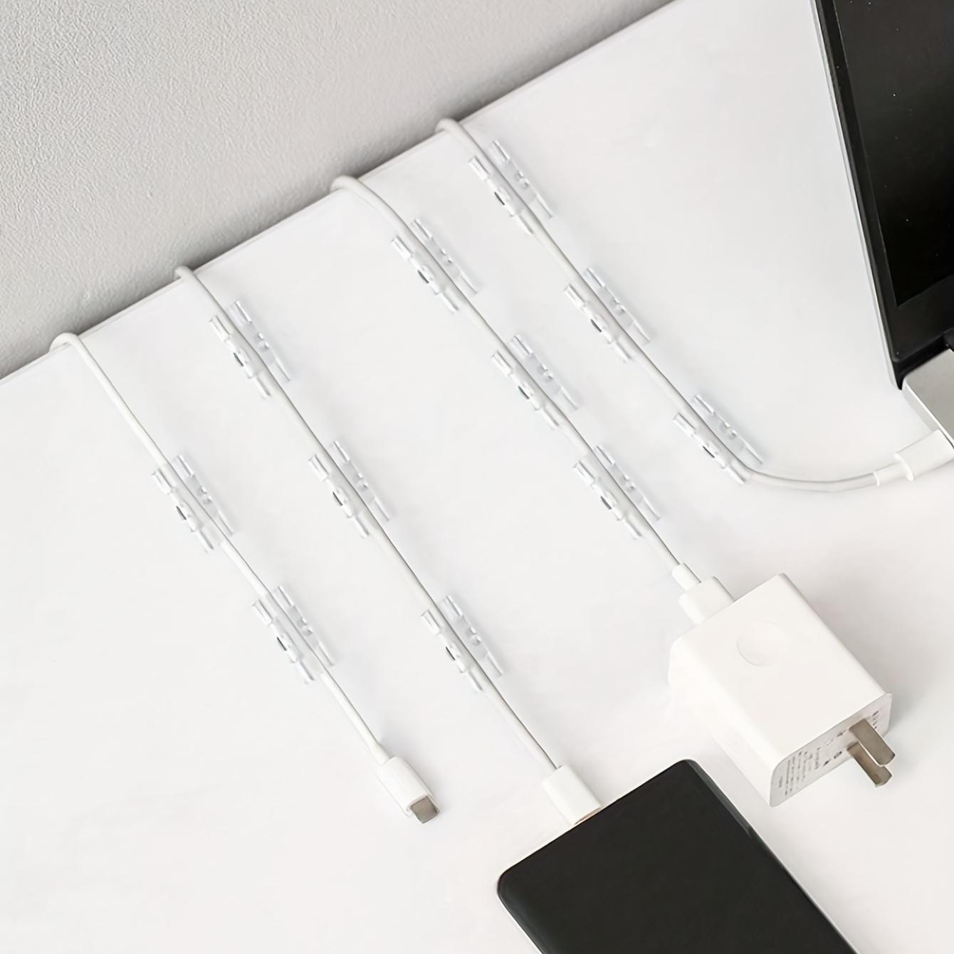 Lot de 45 clips de câble adhésifs transparents pour câbles électriques,  décorations d'extérieur de Noël, supports muraux adhésifs pour gestion des  câbles Ethernet sous le bureau : : Bricolage
