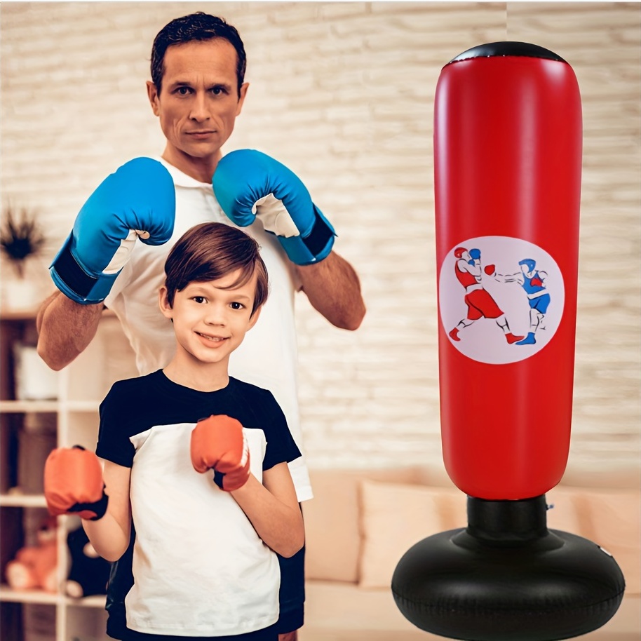 Hombre y niña tienen entrenamiento de boxeo en casa.