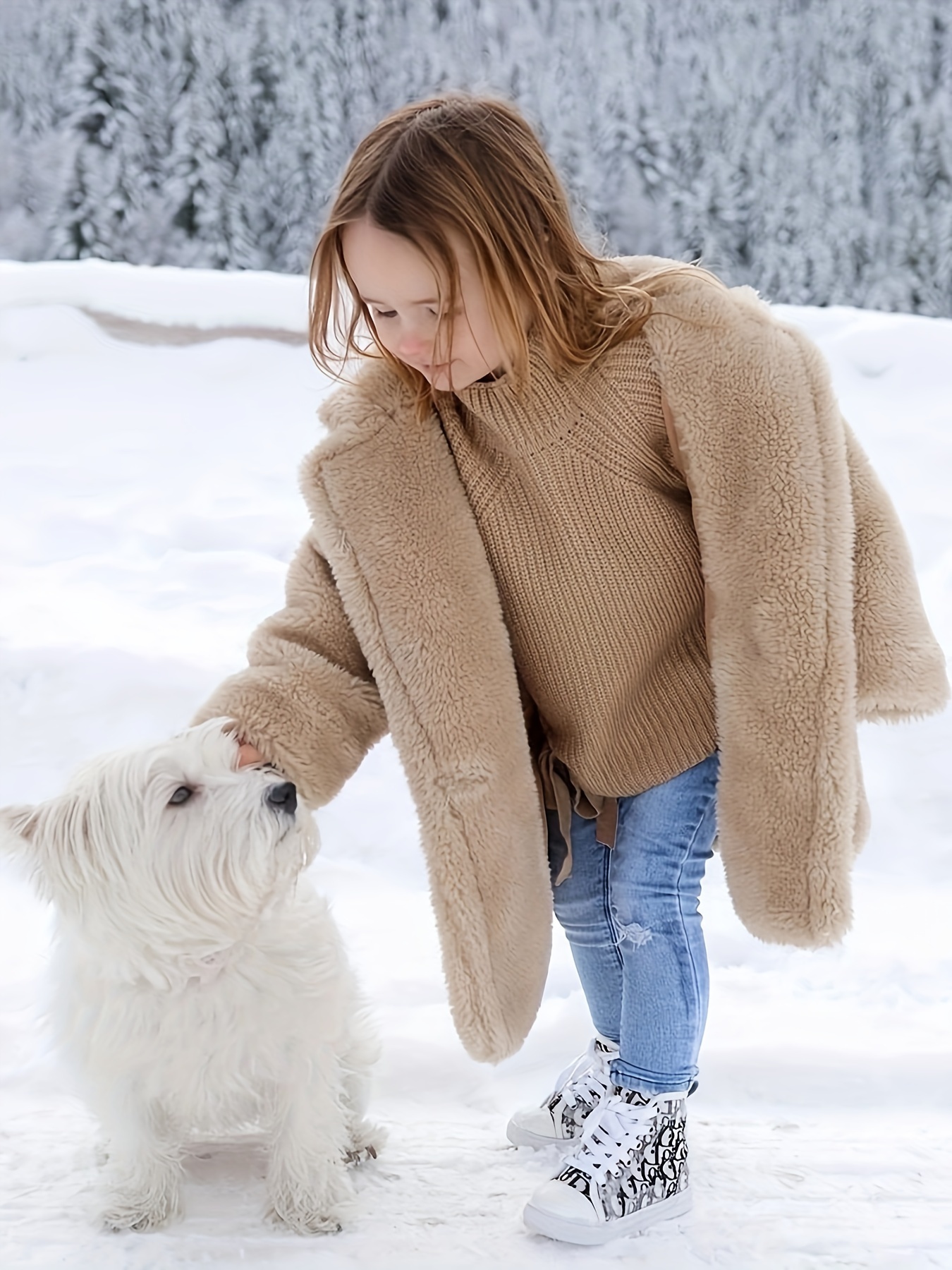 Belle Petite Fille De 10 À 12 Ans Marchant Dans La Forêt D'hiver. Vêtements  D'hiver Blancs Chauds, Ambiance De Noël. Image Avec Mise Au Point  Sélective, Tonification Et Bruit Banque D'Images et